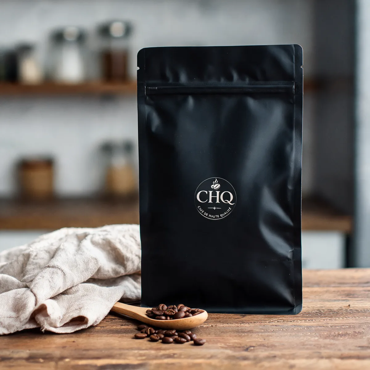 Sachet CHQ Classique posé sur un comptoir en bois